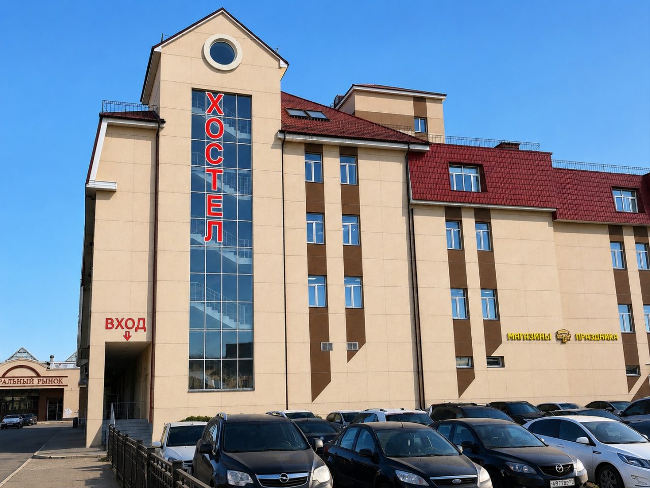 Основной вход со стороны улицы Гаяза Исхаки