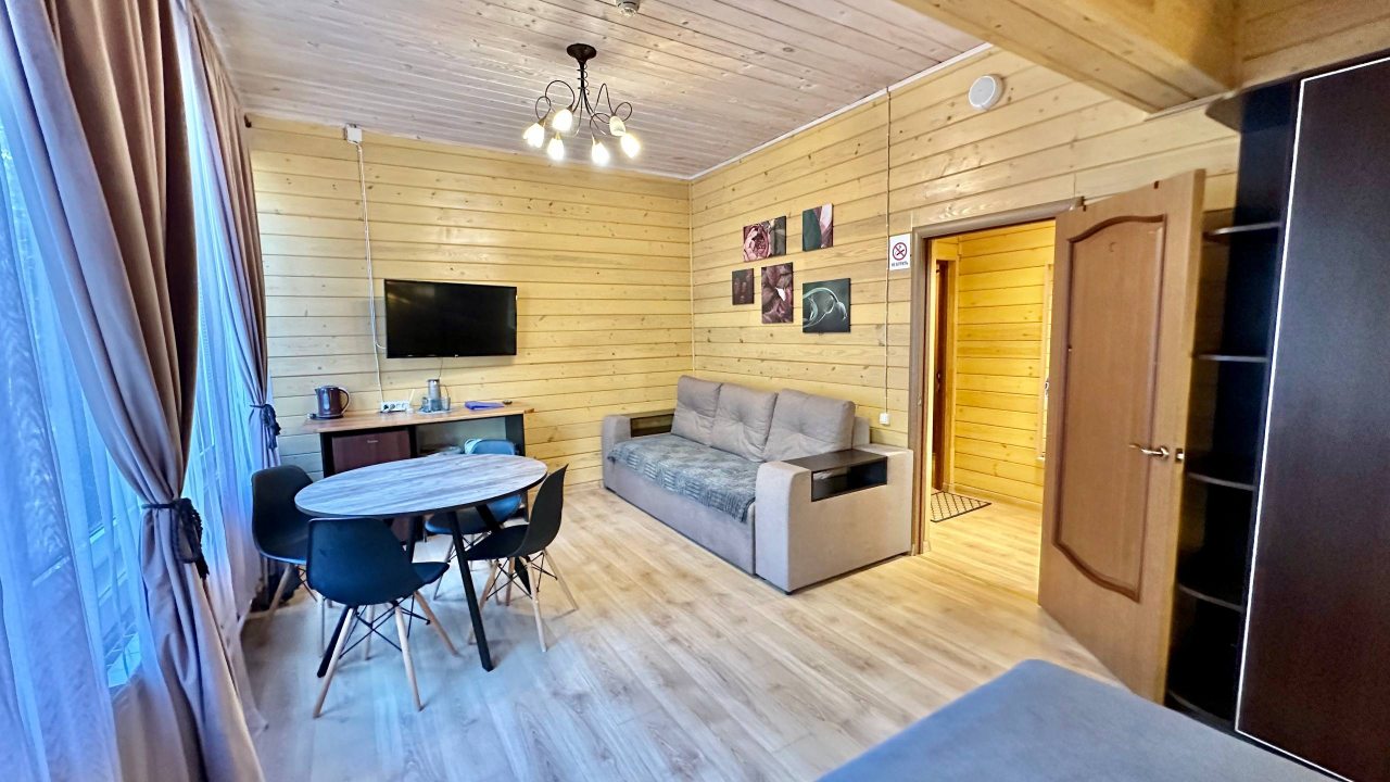 Сюит (Отель №5), База отдыха Командор