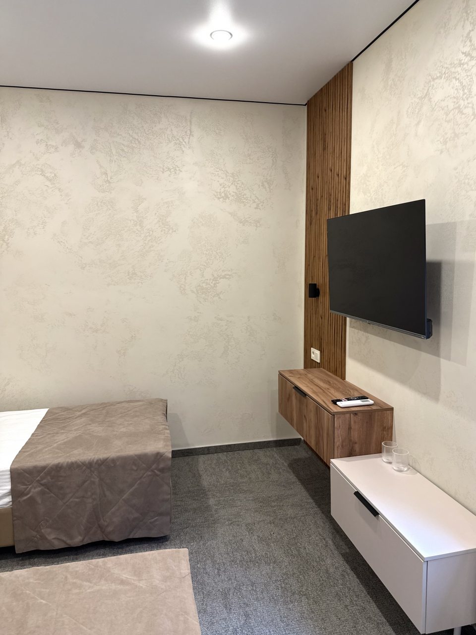 Современный телевизор и мебель