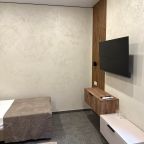 Современный телевизор и мебель