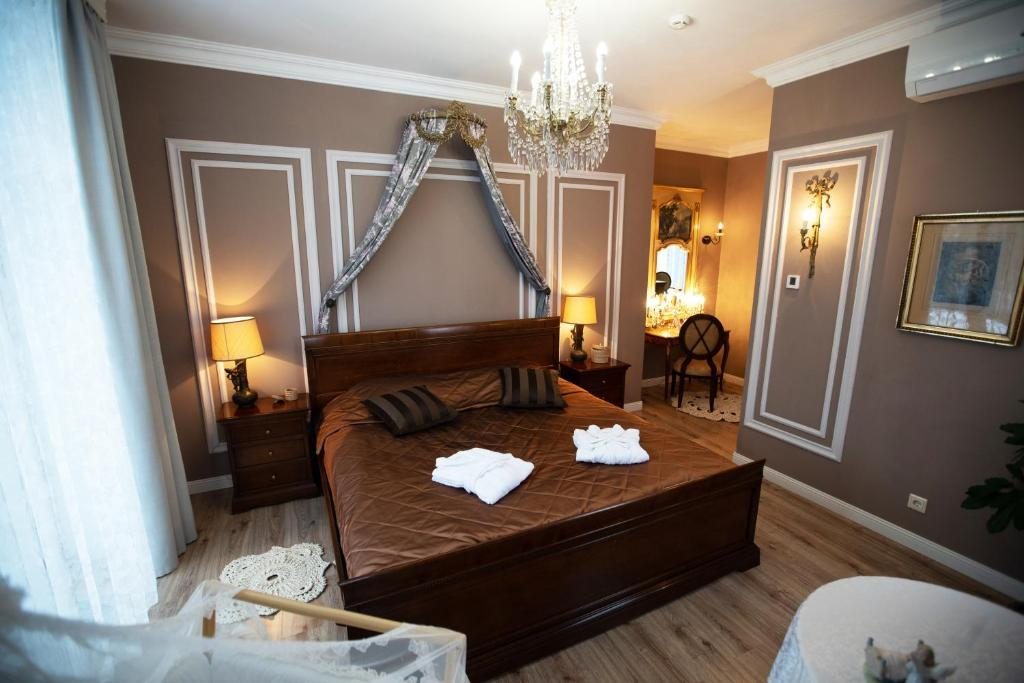 Сьюит (Люкс во французском стиле с кроватью размера «king-size») мини-отеля Дубровский, Сергиев Посад