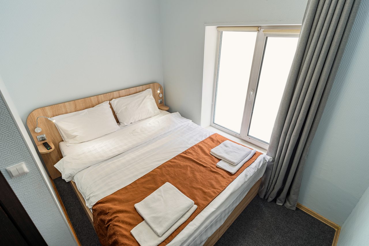 Двухместный (Стандартный номер первой категории с одной двуспальной кроватью) гостиничного комплекса Eagle House Inn, Владивосток