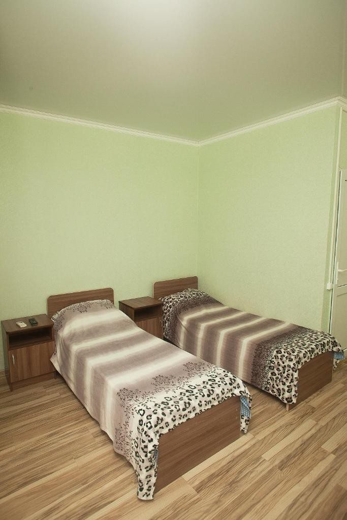Двухместный (Двухместный номер с 2 отдельными кроватями и общей ванной комнатой) гостевого дома Holiday Park на Мира, Кабардинка