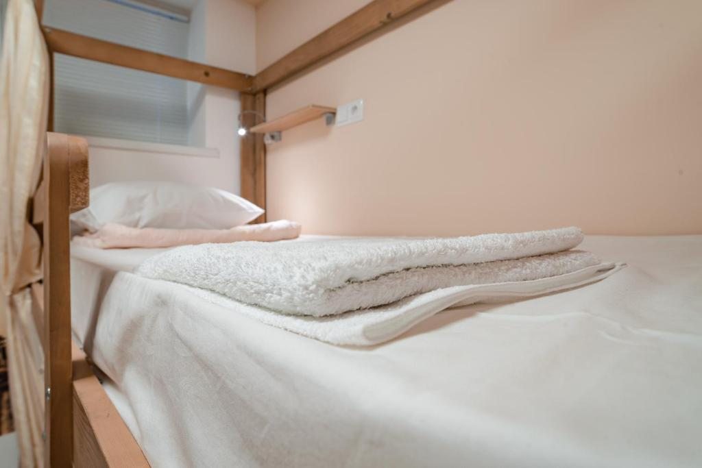 Шестиместный Мужской (Спальное место на двухъярусной кровати в общем 6-местном номере для мужчин) хостела DeArt House, Сочи