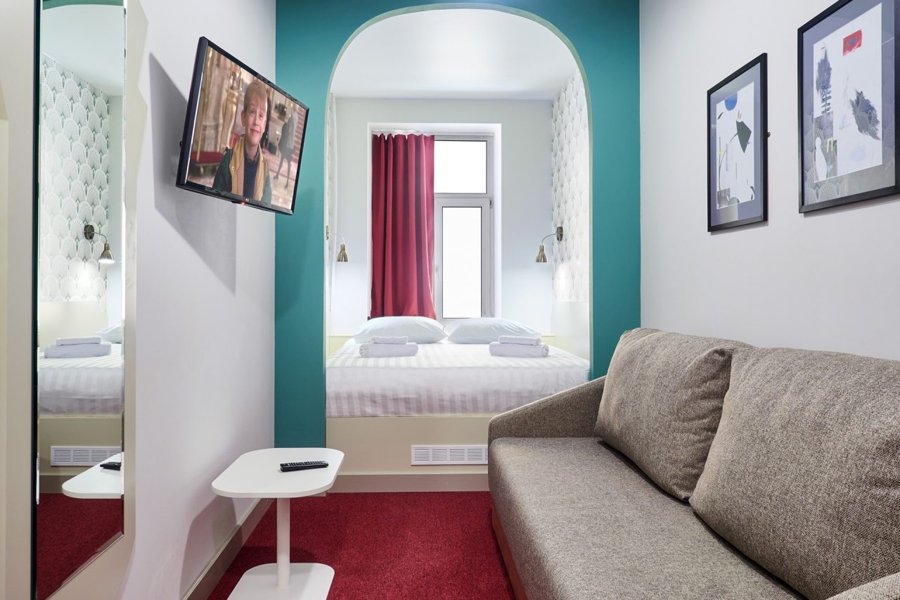 Двухместный (Стандарт с двуспальной кроватью и диваном) гостиницы Друзья Смарт, Санкт-Петербург