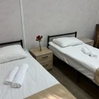 Семейный (Пятиместный номер с двухспальной и тремя односпальными кроватями и общей ванной комнатой), Гостевой дом Берёза