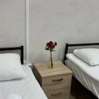 Семейный (Пятиместный номер с двухспальной и тремя односпальными кроватями и общей ванной комнатой), Гостевой дом Берёза
