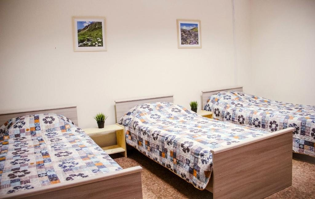 Трехместный (Трехместный номер с общей ванной комнатой) гостевого дома Берёза, Великий Новгород
