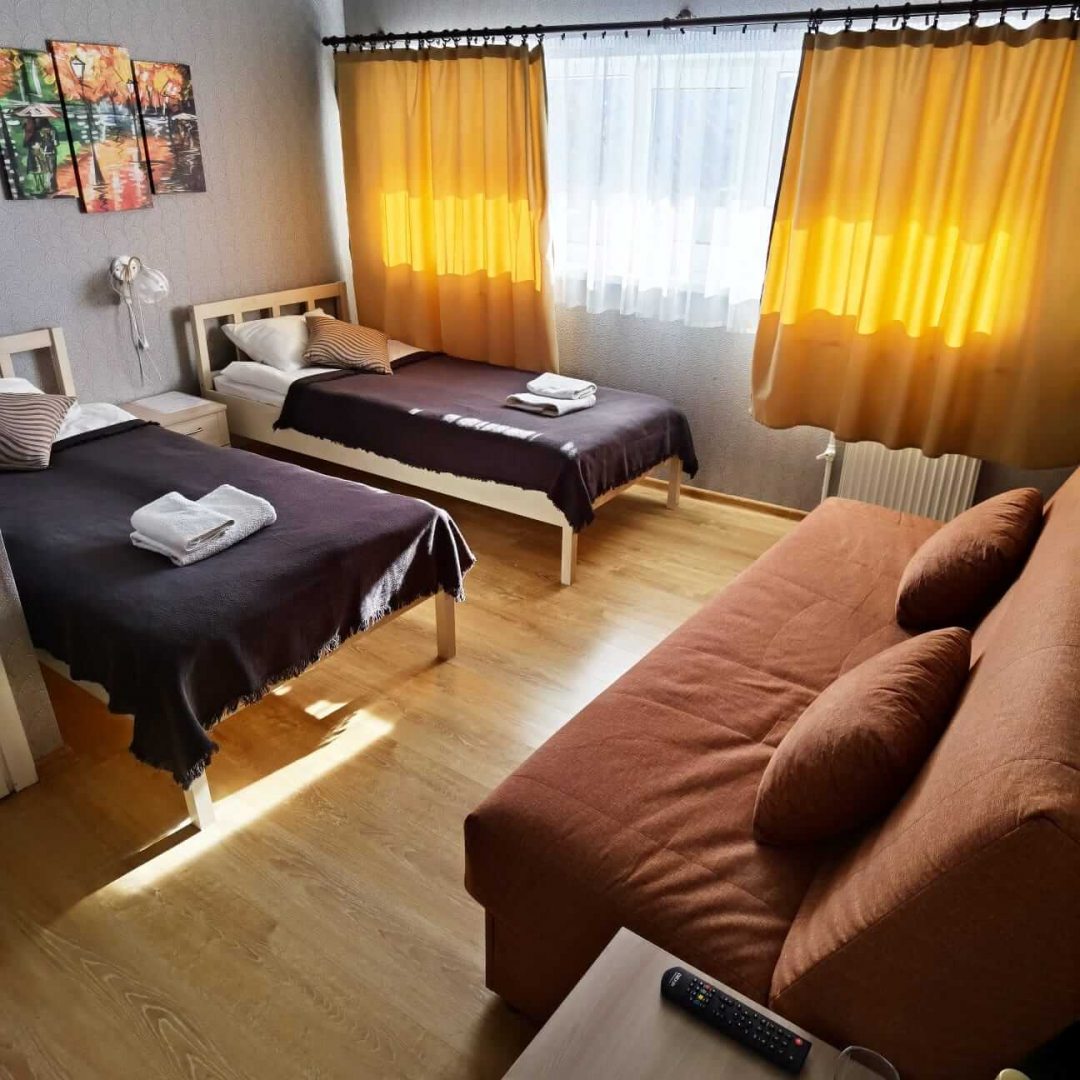 Двухместный (Стандартный двухместный номер с 2 односпальными кроватями и диваном) отеля Веряжский, Великий Новгород