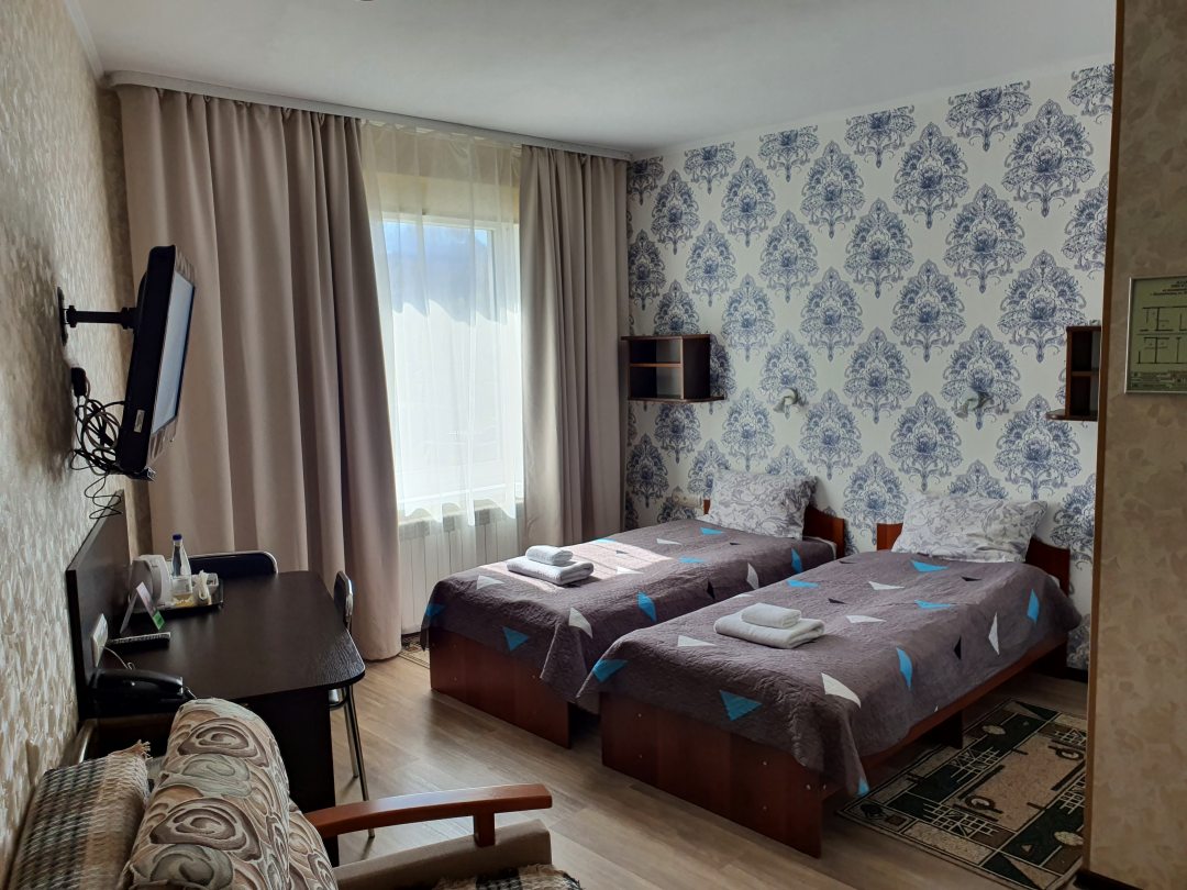 Двухместный (Номер 2. Улучшенный повышенной комфортности с двумя раздельными односпальными кроватями и диваном) гостевого дома Орион, Калининград