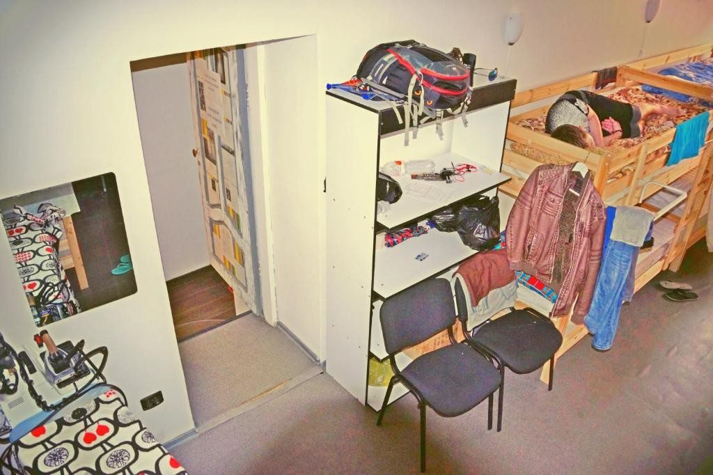 Номер (Спальное место на двухъярусной кровати в 14-местном общем номере для мужчин.) хостела Антилопа, Владивосток