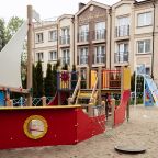 На прилегающей территории отеля открытая детская площадка, Отель Элиза БонАпарт