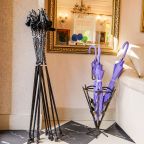 Зонты от дождя, Отель Элиза БонАпарт