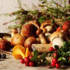 Лето и осень богаты на дары: ягодки и грибы можно собирать прямо у гостевых домиков) 