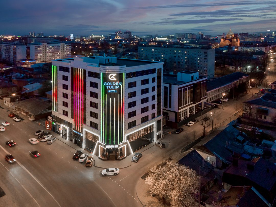 Фасад, вид на центр, улица Красная. Гостиница Golden Tulip Krasnodar