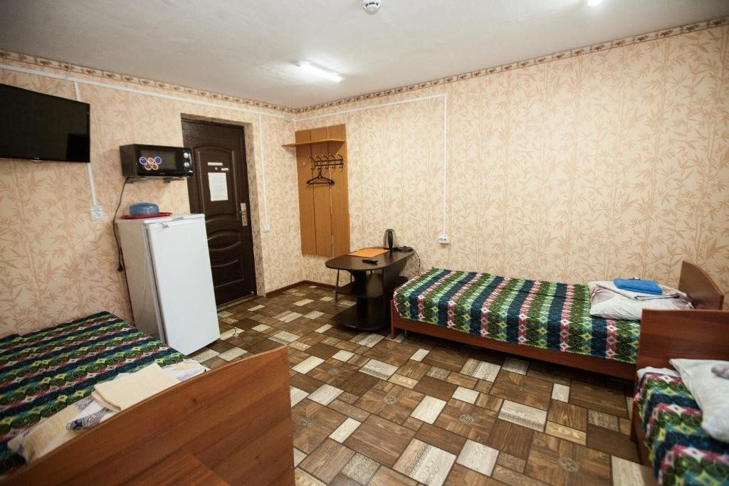 Номер (Односпальная кровать в мужском общем номере) гостиницы Турист, Стрежевой