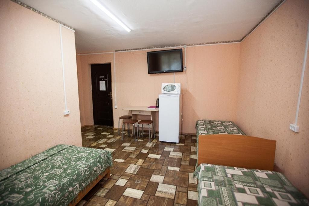 Номер (Односпальная кровать в общем номере) гостиницы Турист, Стрежевой