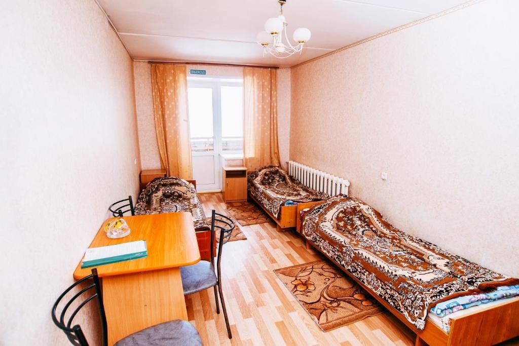 Семейный (Семейный номер с ванной комнатой) отеля Уральский РЭК, Белорецк