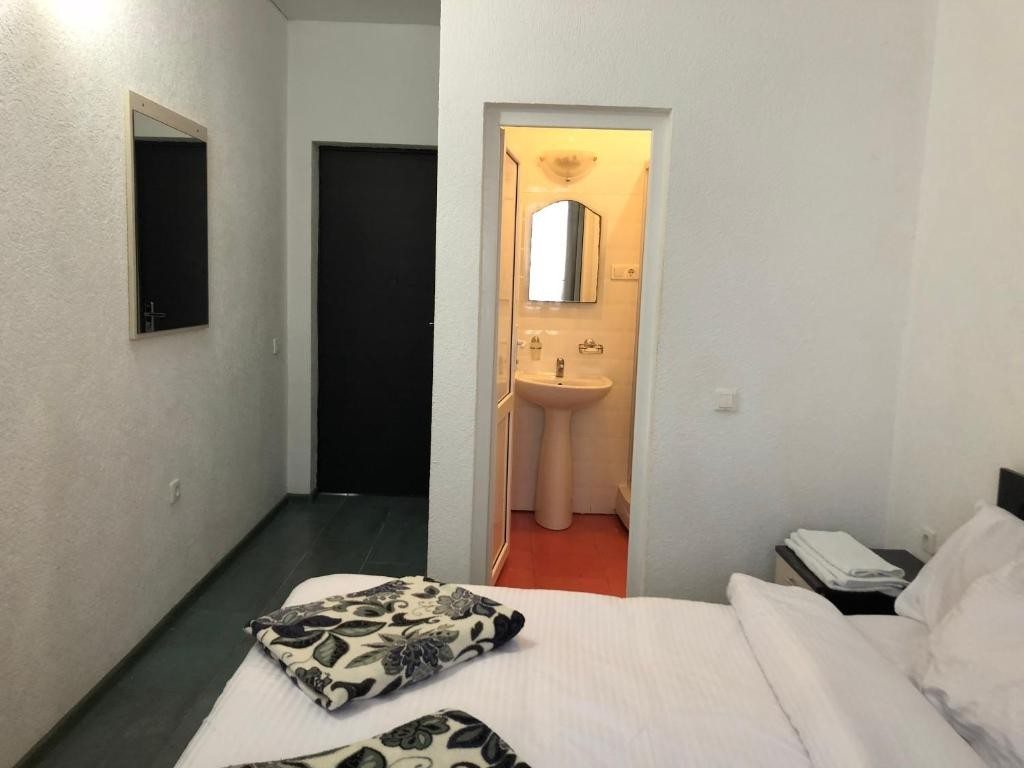 Двухместный (Двухместный номер с 2 отдельными кроватями и собственной ванной комнатой) гостевого дома Алые паруса, Сочи