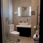 Семейный (Трехместный с одной большой и одной односпальной кроватями), Moon Hotel