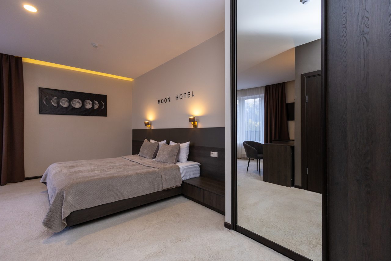 Сьюит (Полулюкс с балконом), Moon Hotel