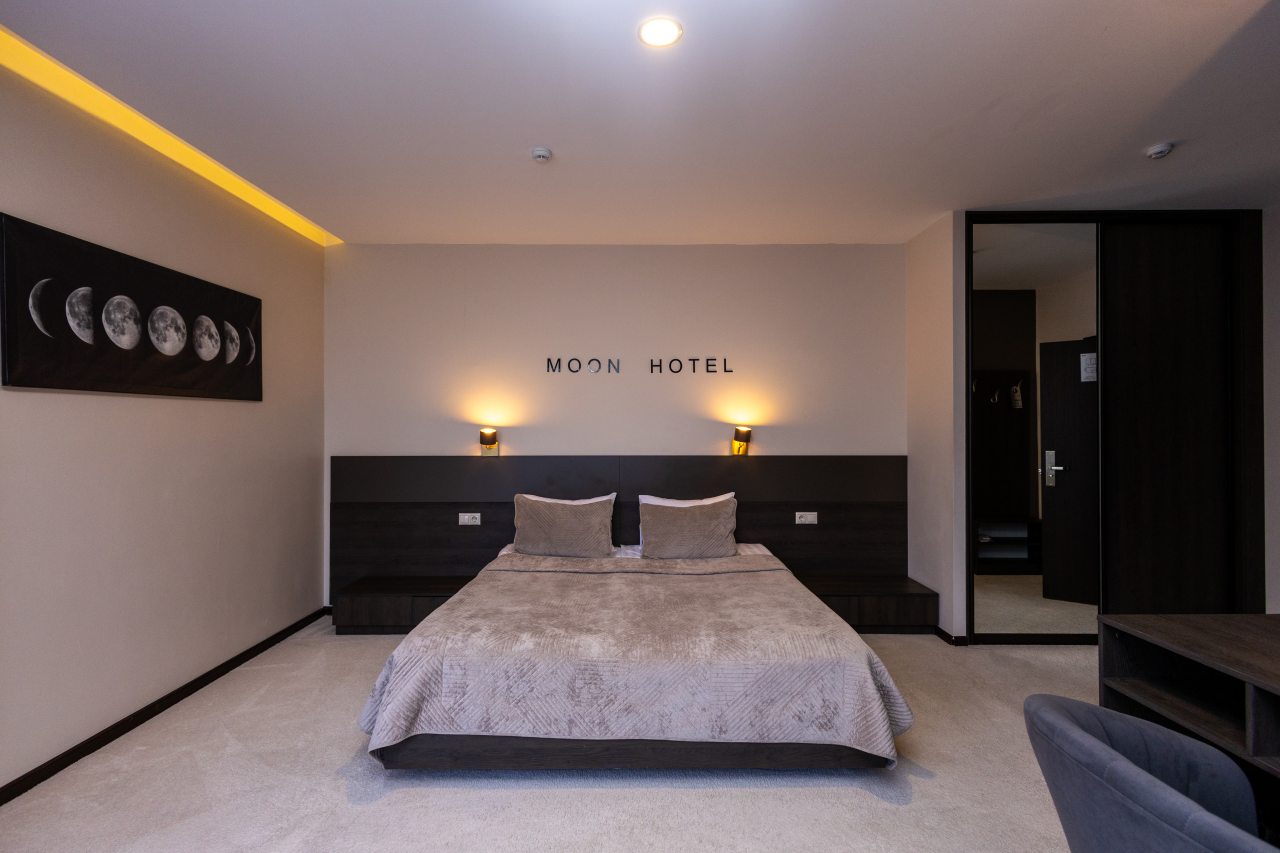 Сьюит (Полулюкс с балконом), Moon Hotel