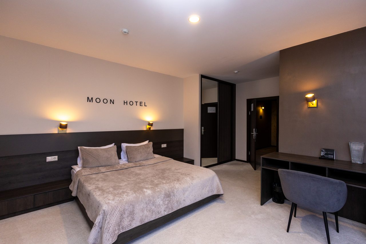 Сьюит (Полулюкс с балконом), Moon Hotel