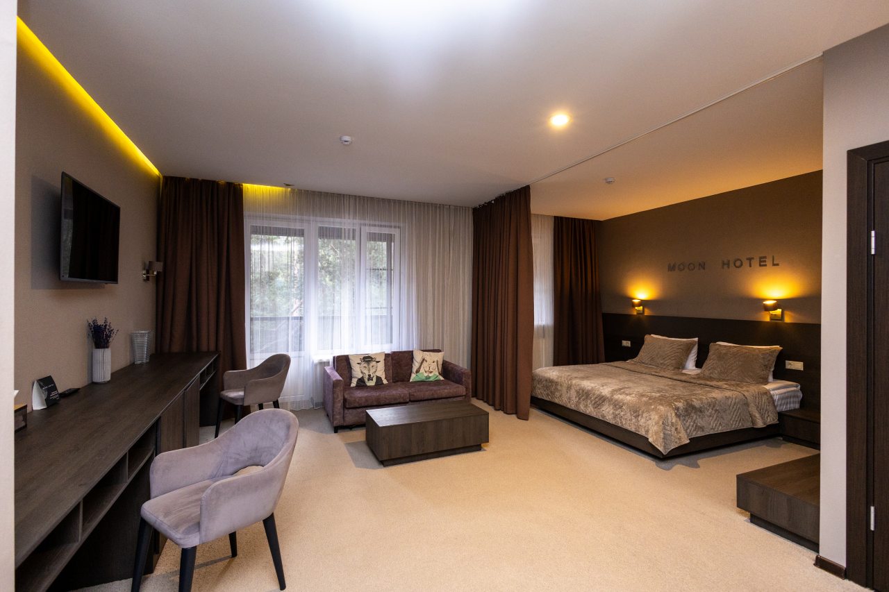 Сьюит (Люкс с кроватью размера «king-size» и балконом), Moon Hotel