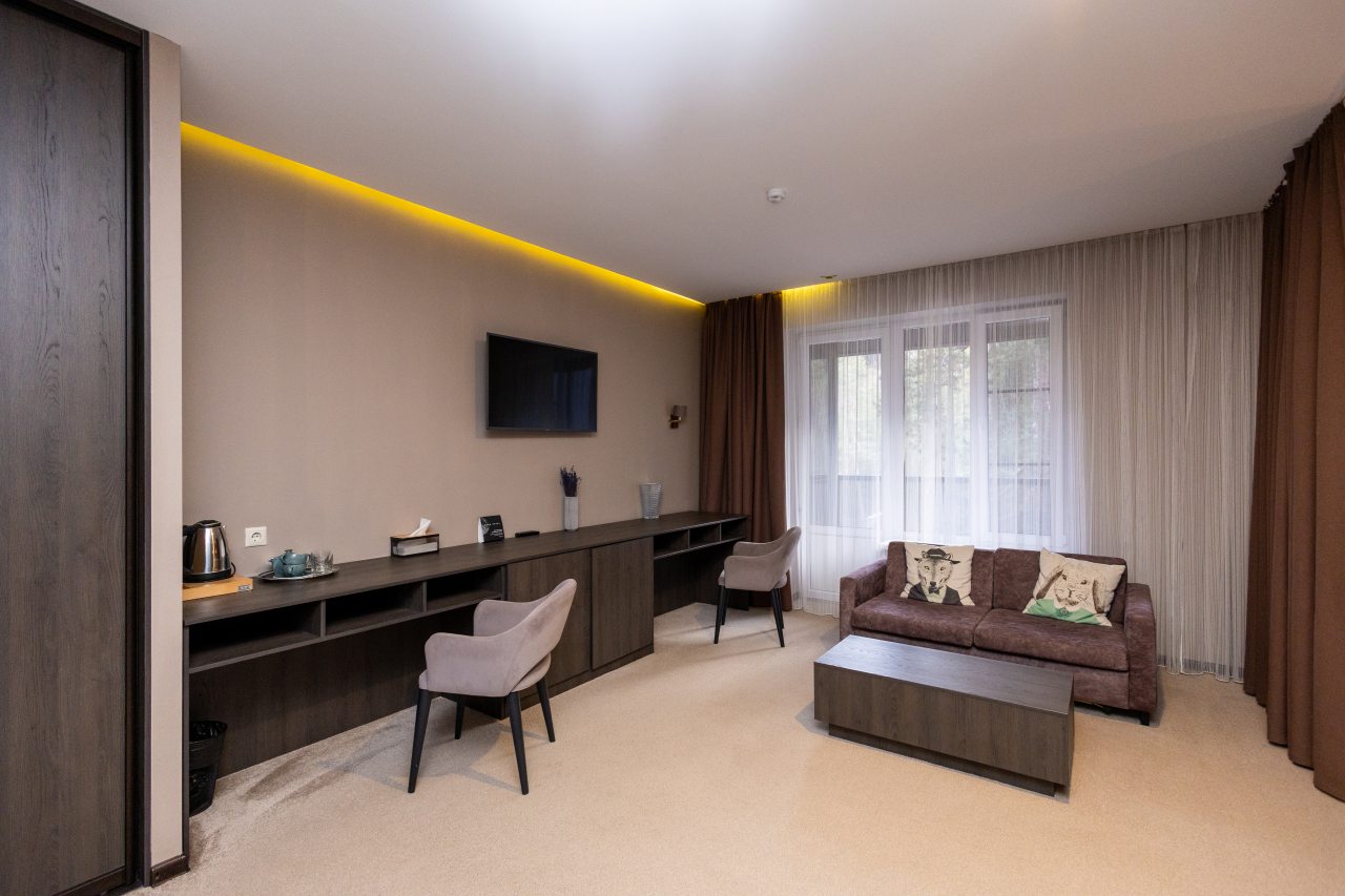 Сьюит (Люкс с кроватью размера «king-size» и балконом), Moon Hotel