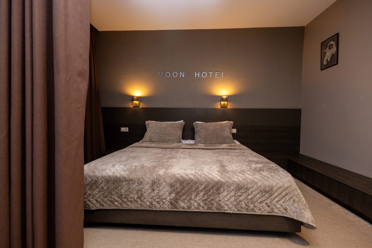Сьюит (Люкс с кроватью размера «king-size» и балконом), Moon Hotel