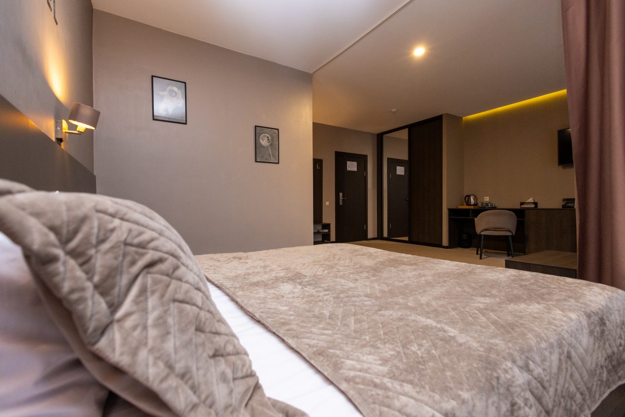 Сьюит (Люкс с кроватью размера «king-size» и балконом), Moon Hotel