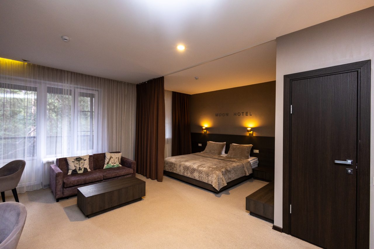 Сьюит (Люкс с кроватью размера «king-size» и балконом), Moon Hotel