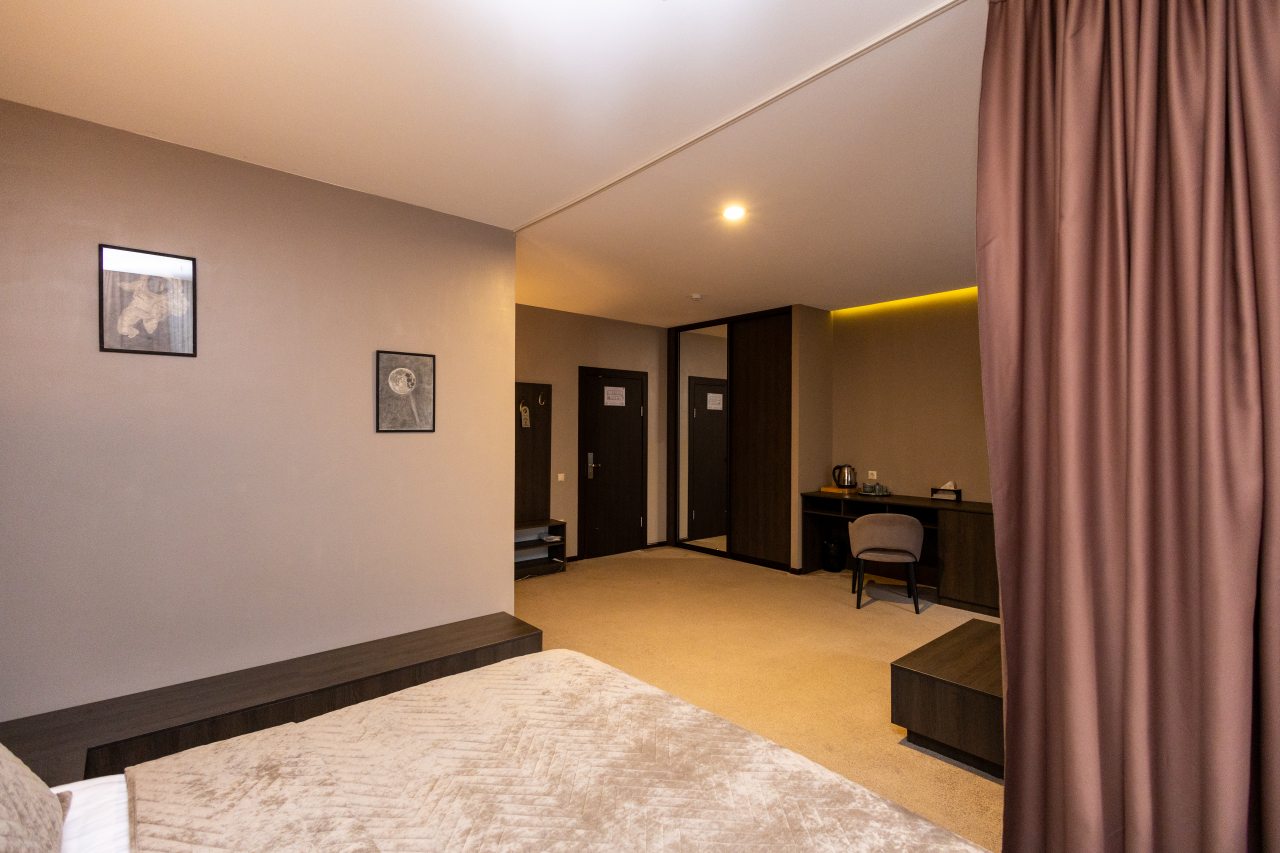 Сьюит (Люкс с кроватью размера «king-size» и балконом), Moon Hotel