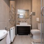 Сьюит (Люкс с кроватью размера «king-size» и балконом), Moon Hotel