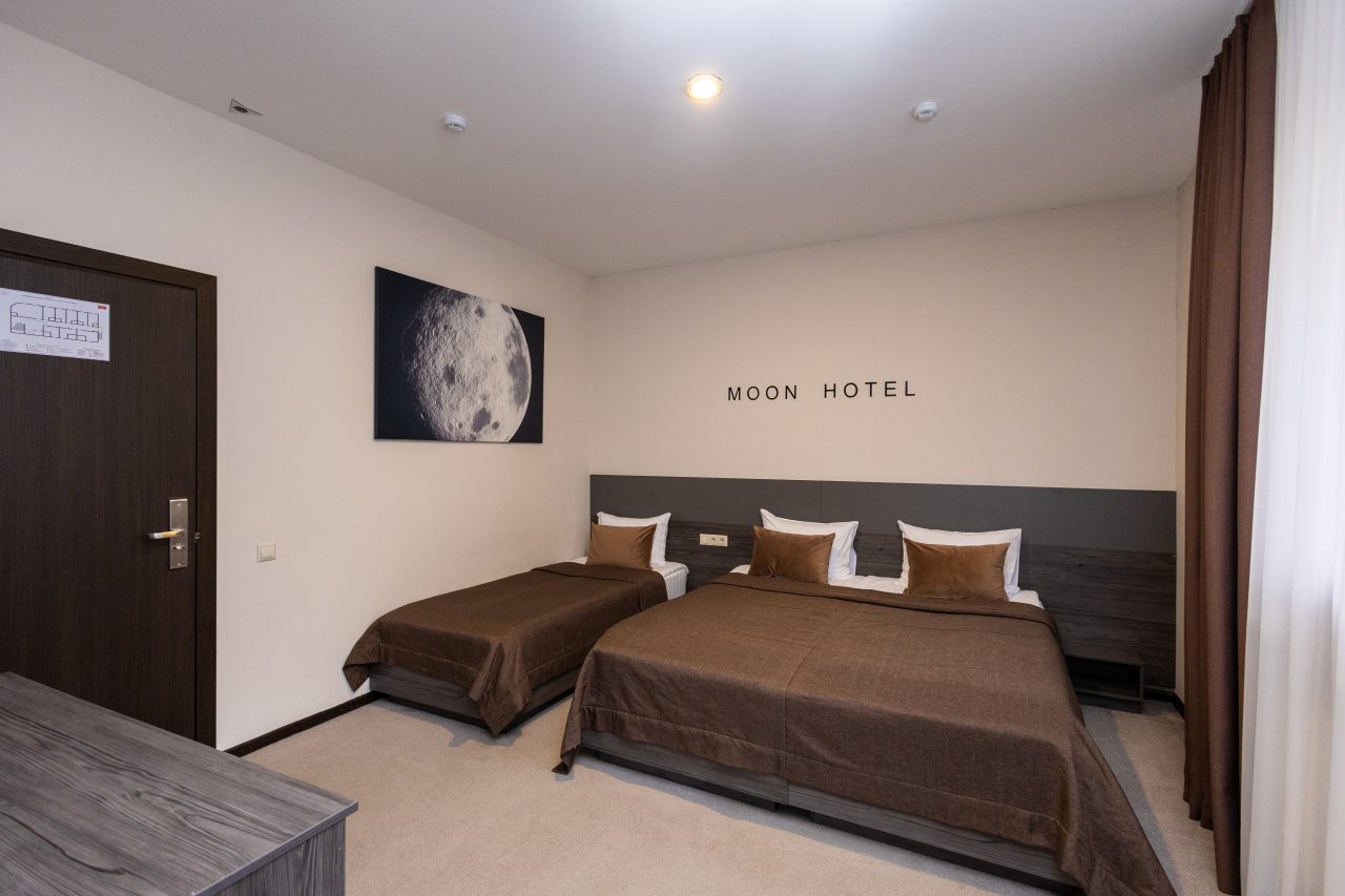Семейный (Трехместный с одной большой и одной односпальной кроватями), Moon Hotel