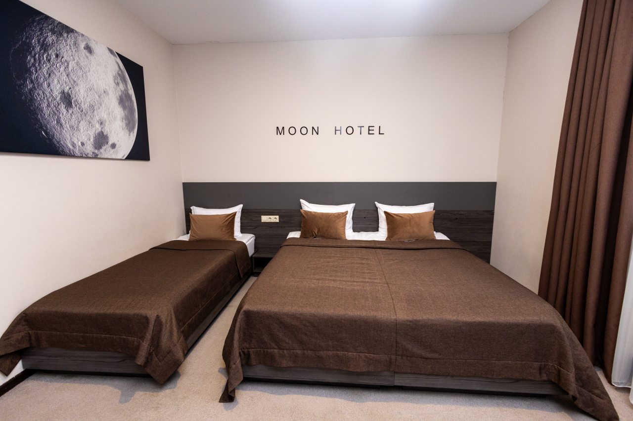 Семейный (Трехместный с одной большой и одной односпальной кроватями), Moon Hotel
