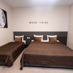 Семейный (Трехместный с одной большой и одной односпальной кроватями), Moon Hotel