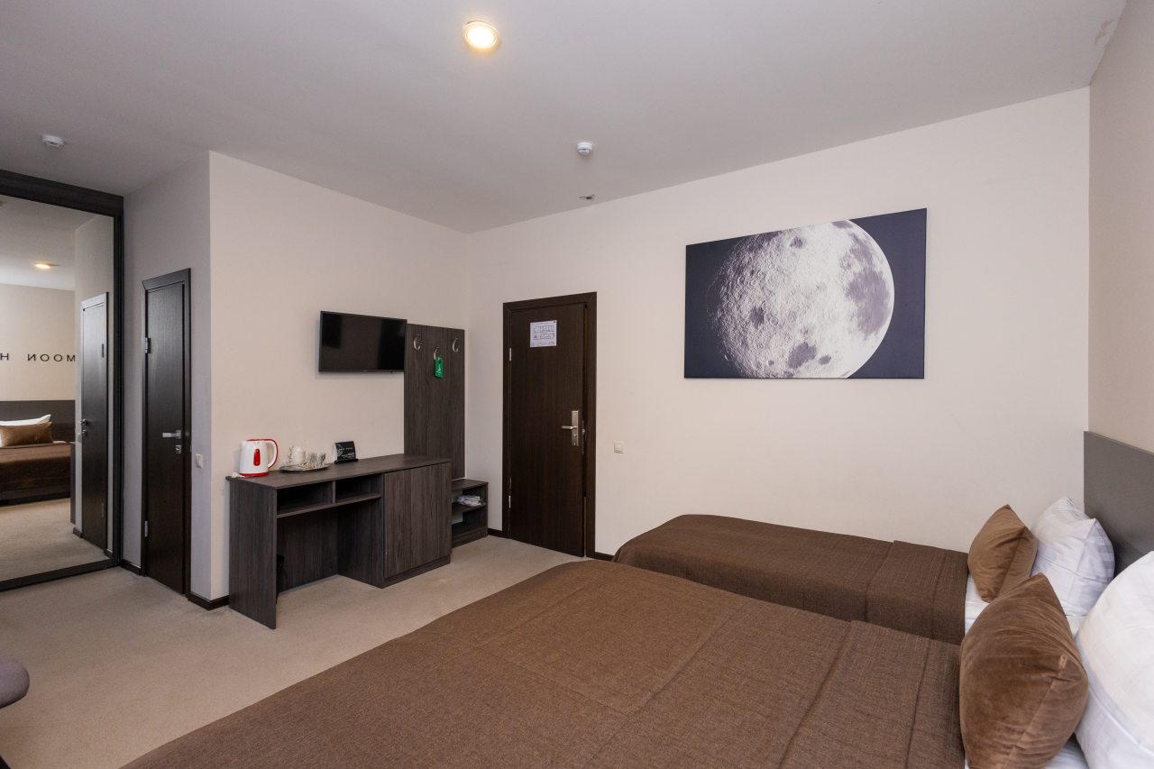 Семейный (Трехместный с одной большой и одной односпальной кроватями), Moon Hotel