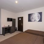Семейный (Трехместный с одной большой и одной односпальной кроватями), Moon Hotel