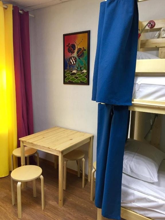 Номер (Спальное место на двухъярусной кровати в общем номере для мужчин и женщин) хостела Настроение, Гатчина