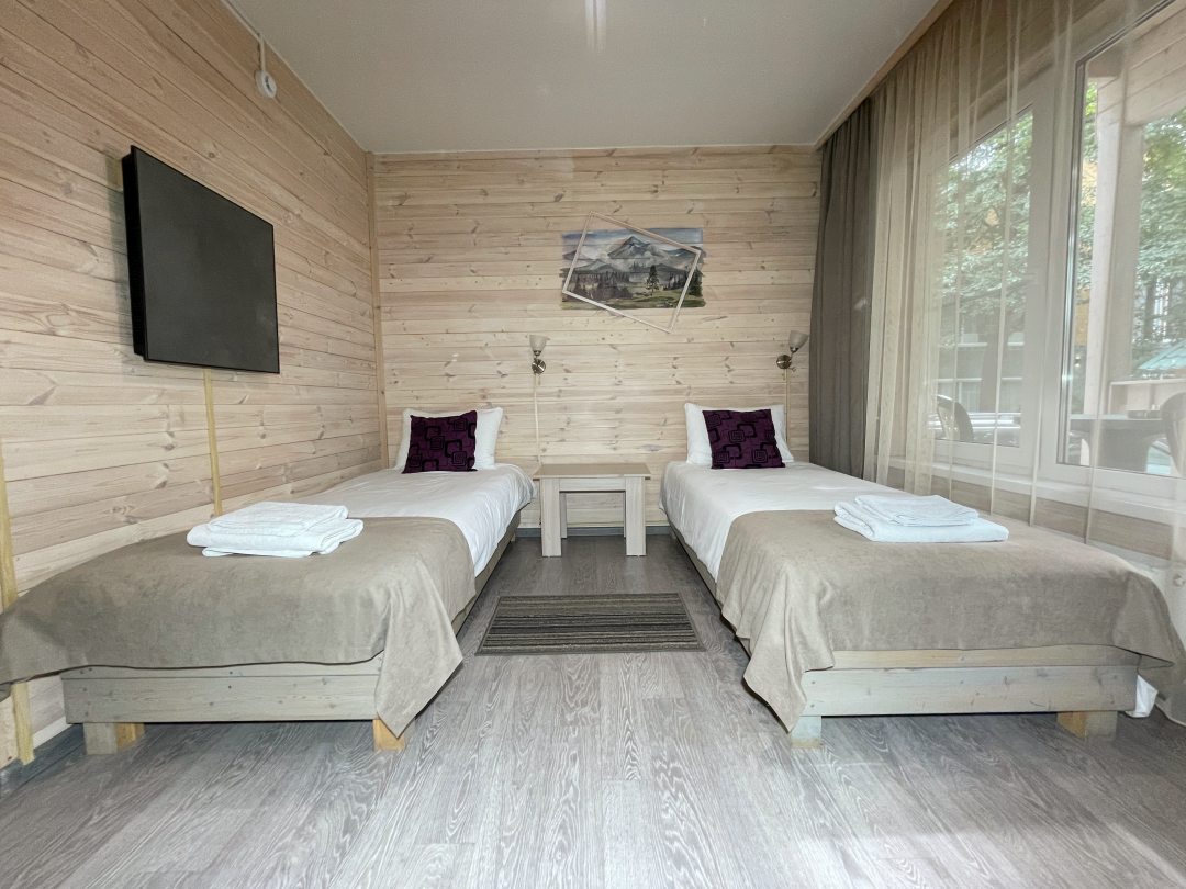 Двухместный (Двухместный номер с 2 отдельными кроватями и дополнительной кроватью) отеля Green Park, Архыз