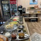 Уютное кафе на территории отеля предлагает вкусное питание