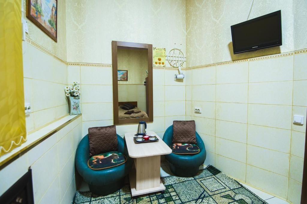 Одноместный (Одноместный номер эконом-класса с общим душем и туалетом) мини-отеля Глория, Мурманск