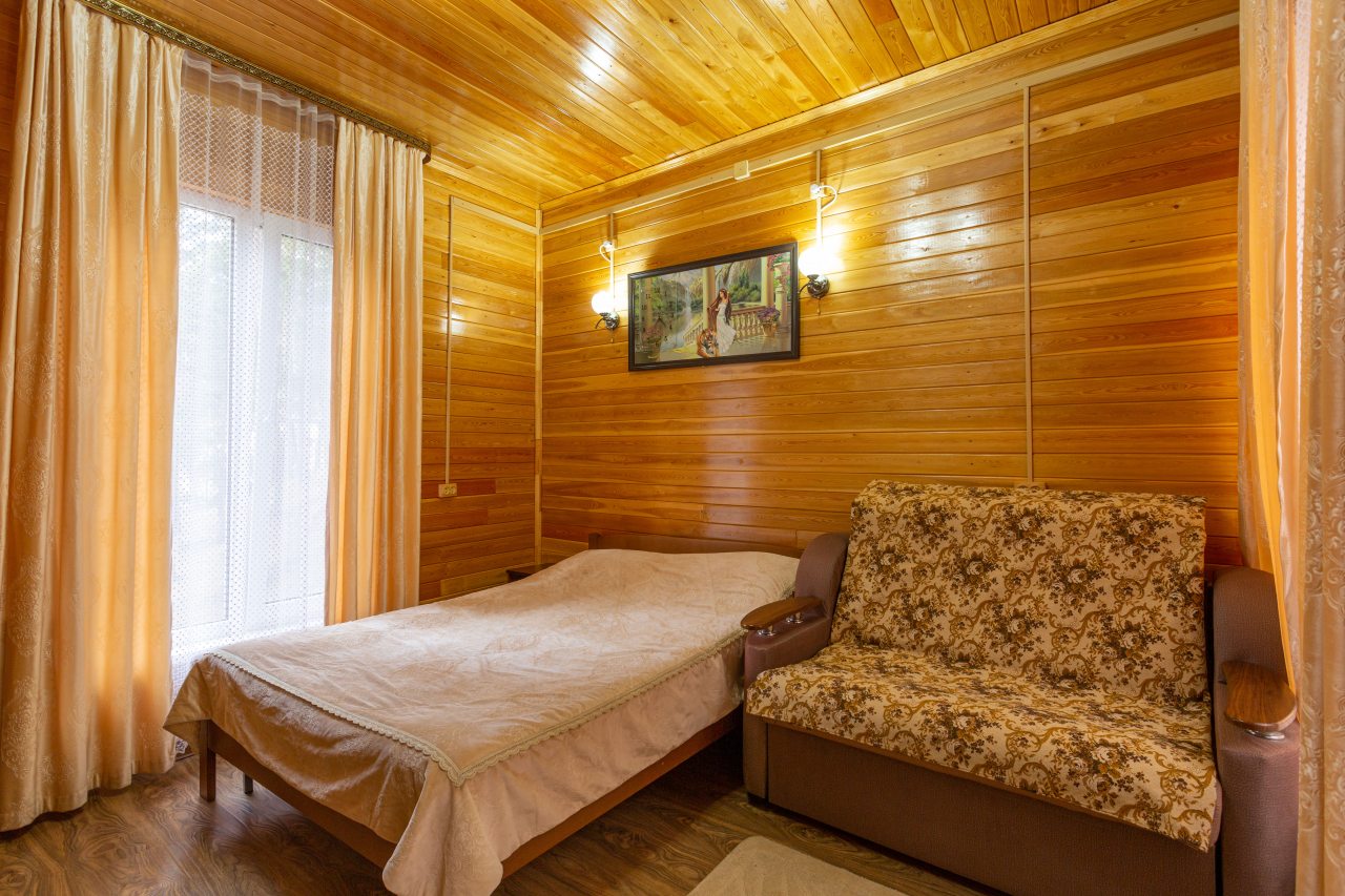Трехместный (Трехместный Домик), Гостиница Сосновый бор