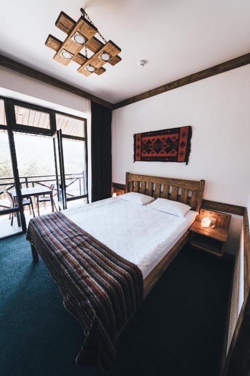 Двухместный (Двухместный номер с 1 кроватью и балконом) отеля Рахат, Архыз