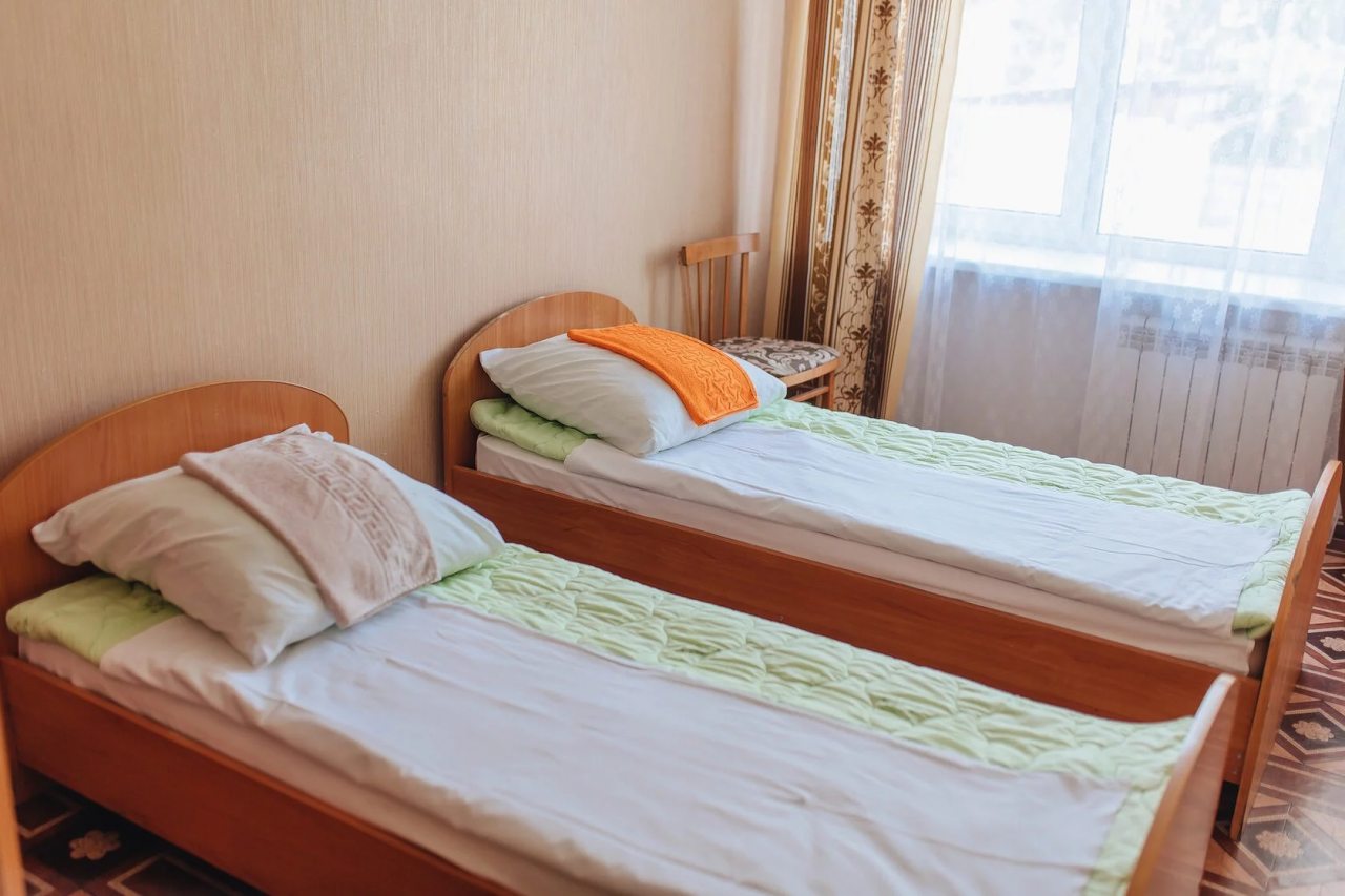 Двухместный (Двухместный номер с 2 отдельными кроватями и общей ванной комнатой) гостиничного комплекса Онежский, Медвежьегорск