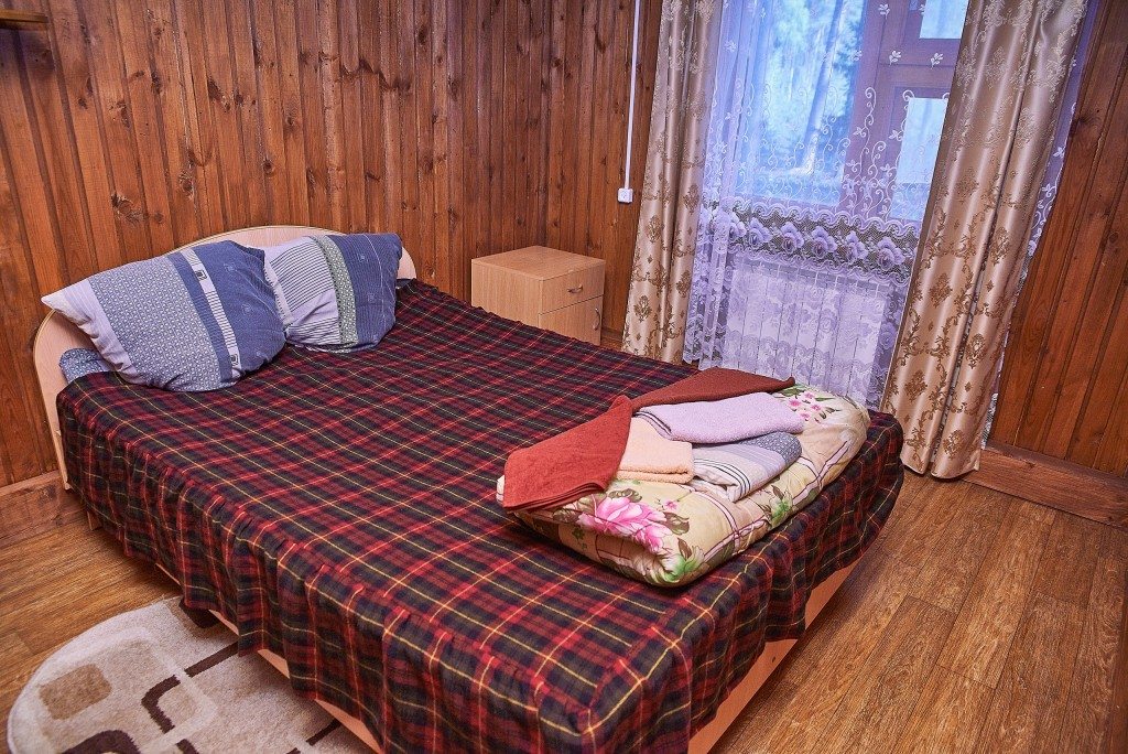 Двуспальная кровать на базе отдыха Алоль, Пустошка. База отдыха Алоль