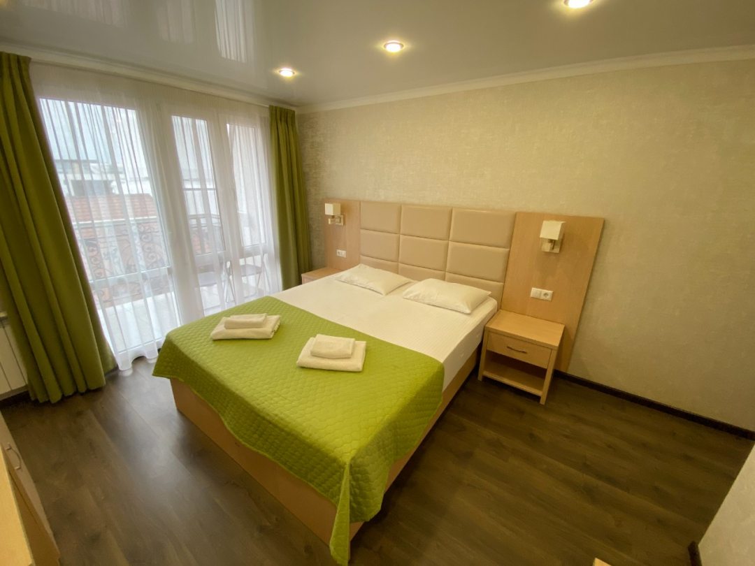 Двухместный (Стандарт с 1 кроватью или 2 отдельными кроватями и балконом) отеля Blue Marine, Адлер