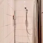 Оформление стен выполнено с дизайнерскими акцентами.