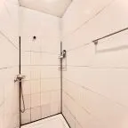 Для гостей предоставлены раздельные санузлы и души в общей